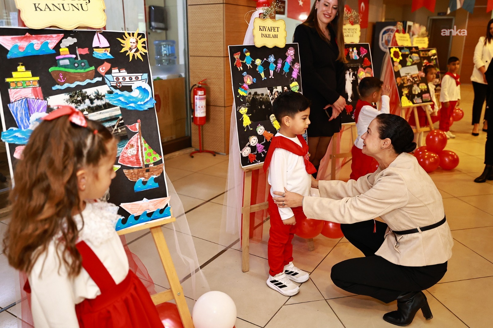 Selçuk’ta Cumhuriyet coşkusu çocukların sürpriziyle başladı