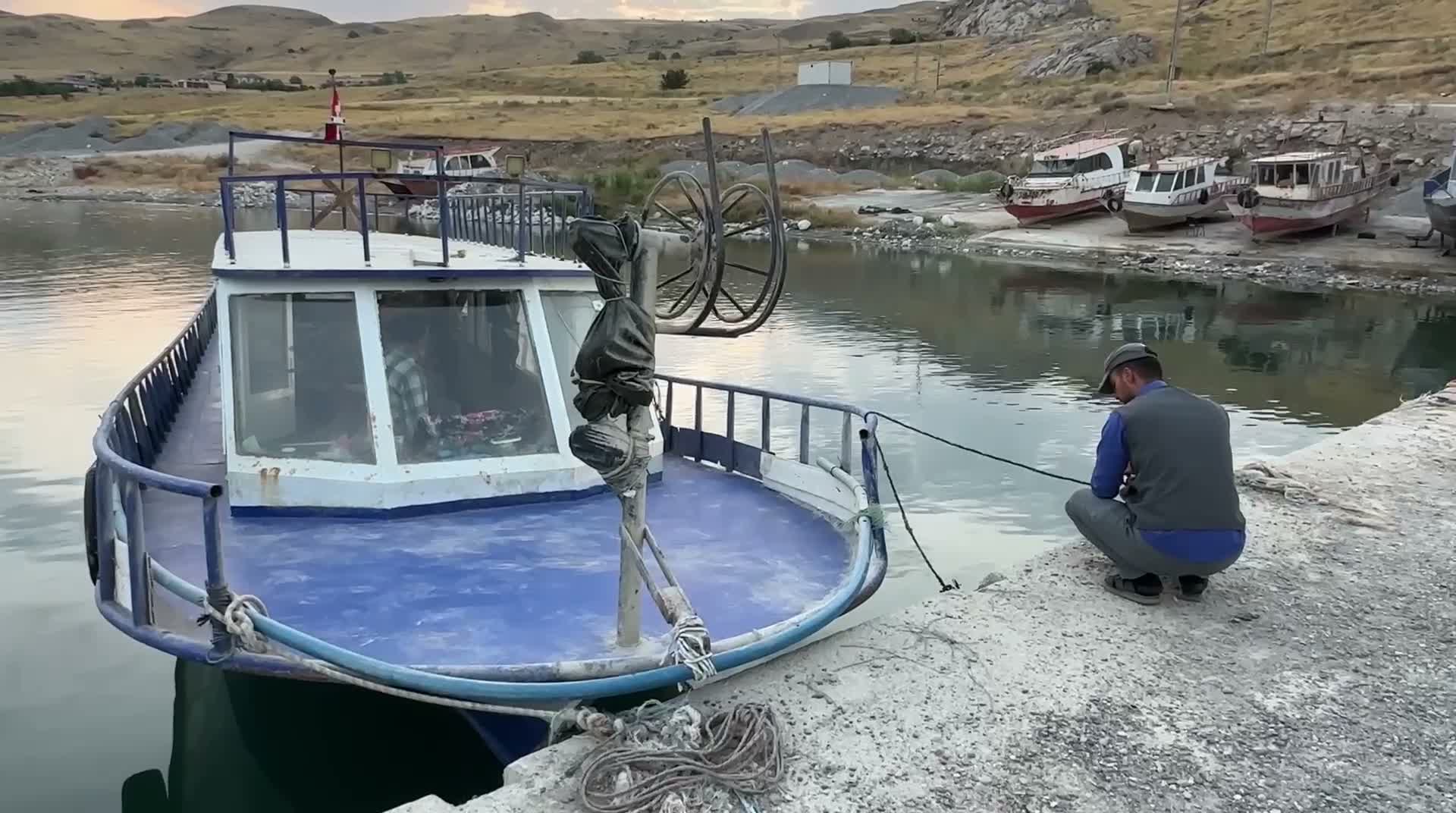Van Gölü'nde balıkçılık yapan Basri Ateş'ten çağrı: İnci kefalini koruyalım