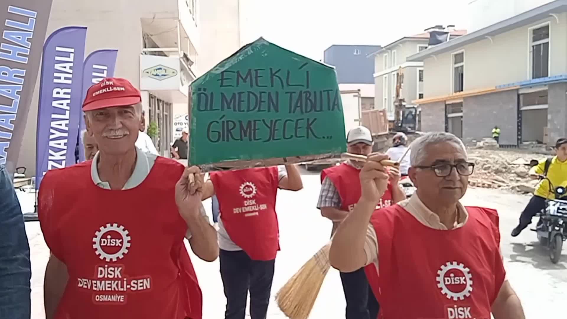 Emekliler, Osmaniye'de "tabutlu" eylemle durumlarına dikkati çekti