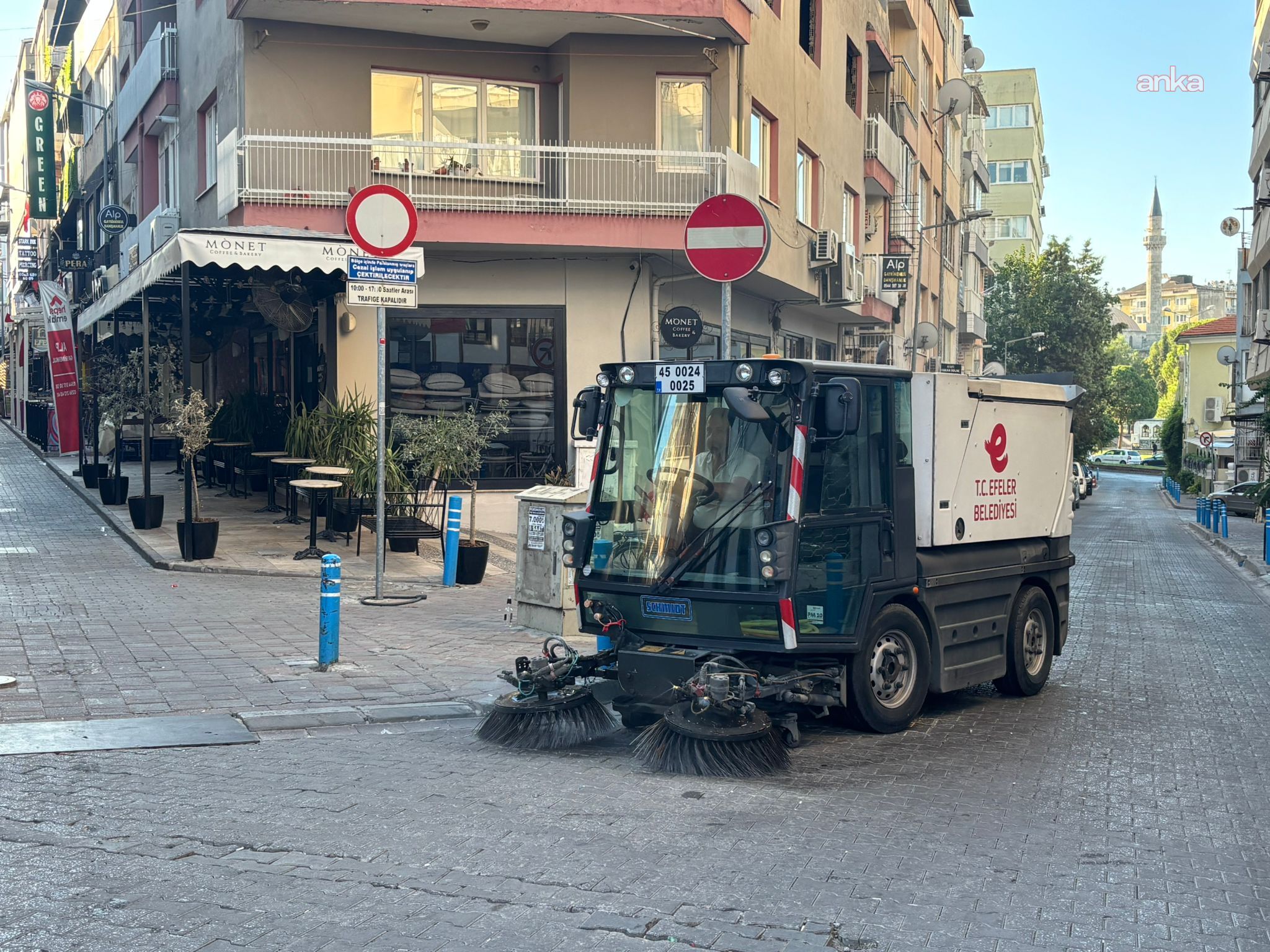 Efeler genelinde temizlik çalışmaları devam ediyor