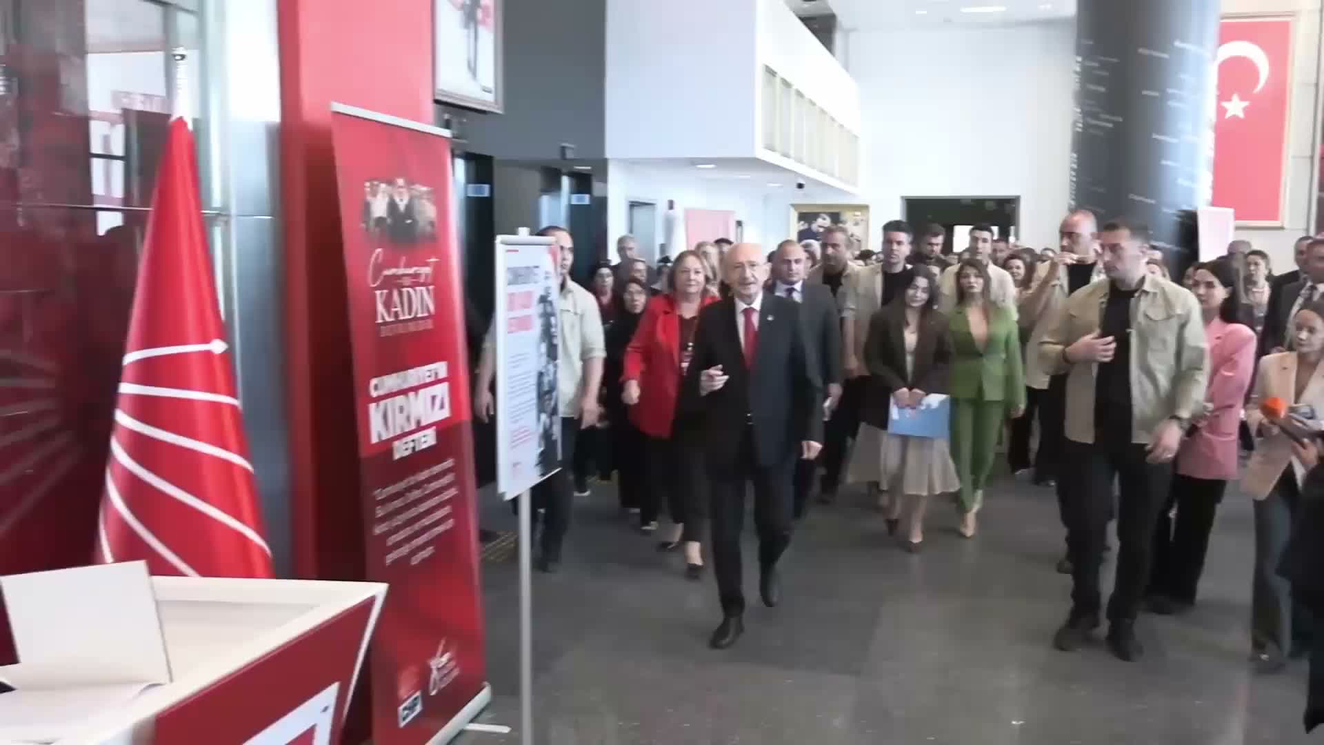 CHP’de "Cumhuriyet'in 103. Yılında İz Bırakan 103 Kadın" sergisi… Kemal Kılıçdaroğlu: Cumhuriyet bir kadın devrimidir