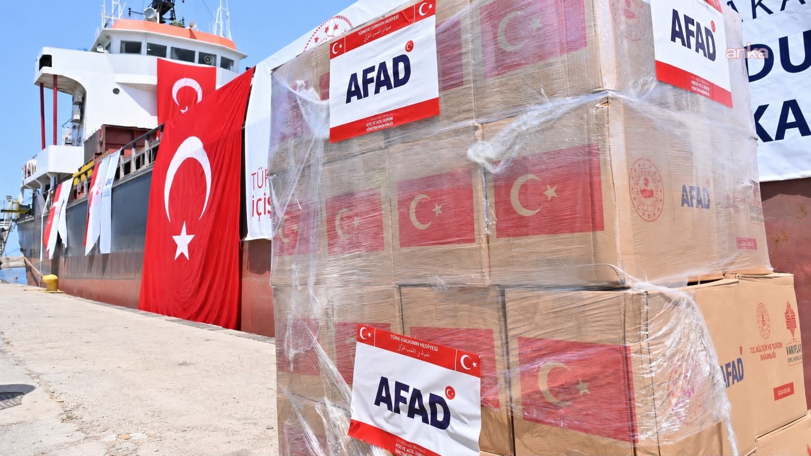 Türkiye’den Lübnan’a 40 palet ilaç yardımı