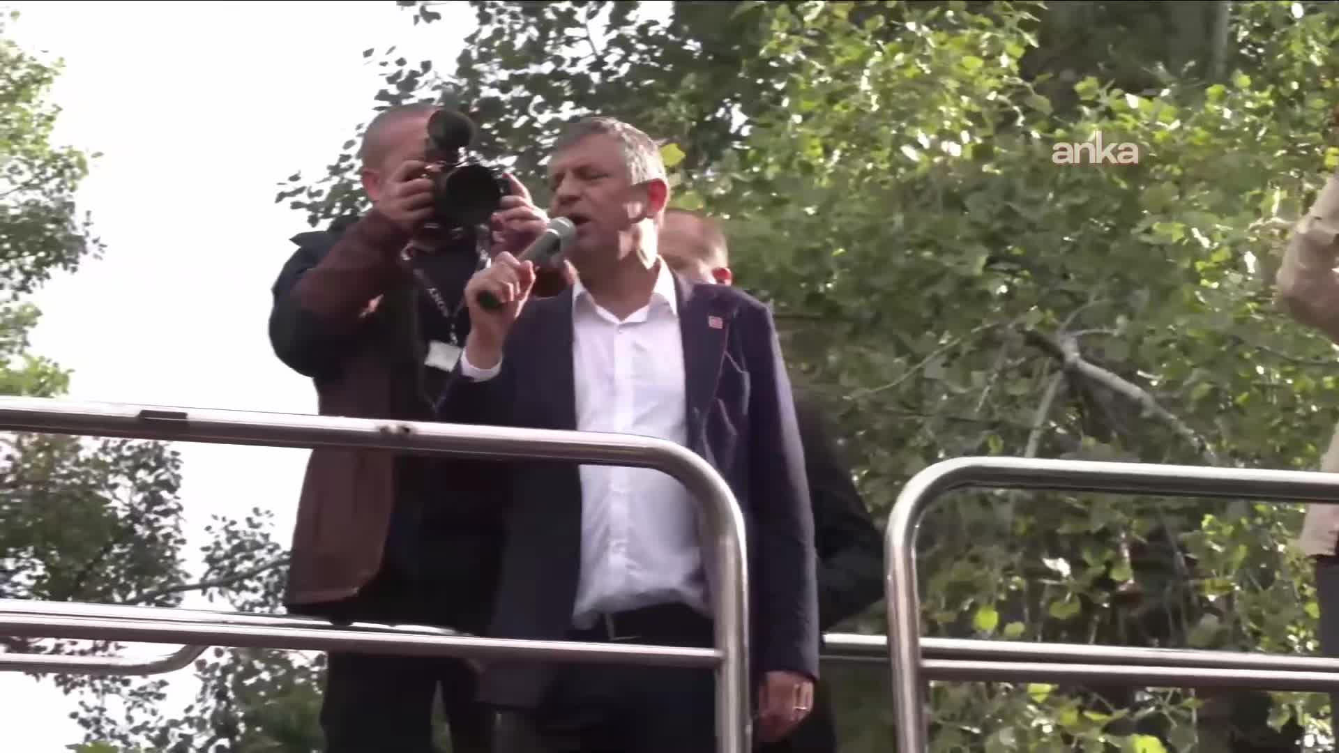 Özgür Özel, Meclis önünde konuştu... "Sizleri partinin üçüncü açılışına davet ediyorum"