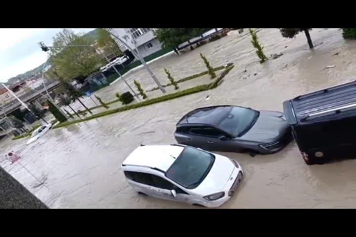 Havza'da aşırı yağışın ardından dere taştı, caddeler sular altında kaldı... İlçe sakini: "Böyle bir felaketi Havza'da ilk defa gördüm"