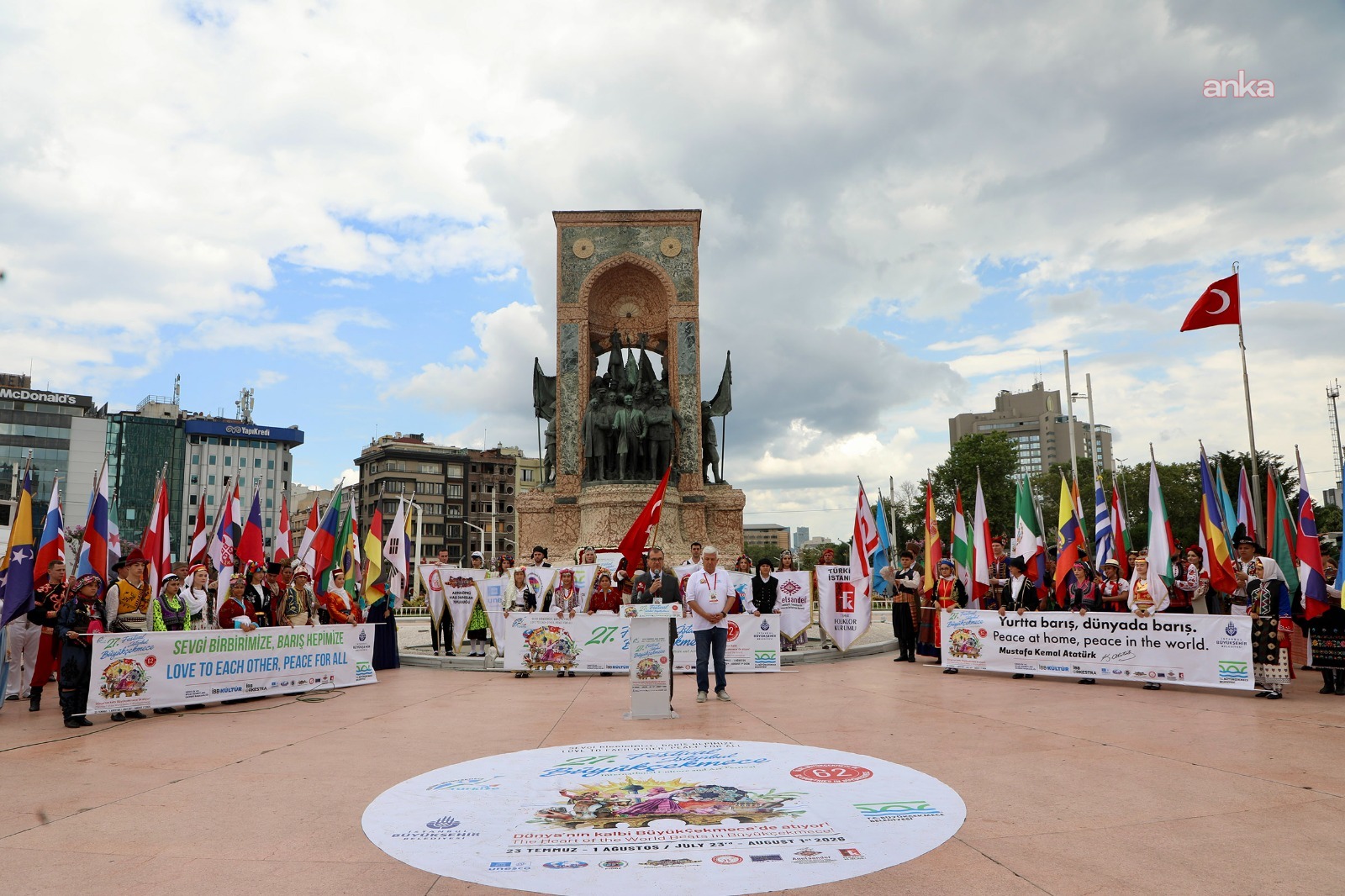 Büyükçekmece Kültür ve Sanat Festivali’nin çelenk takdimi Taksim Meydanı’nda gerçekleşti