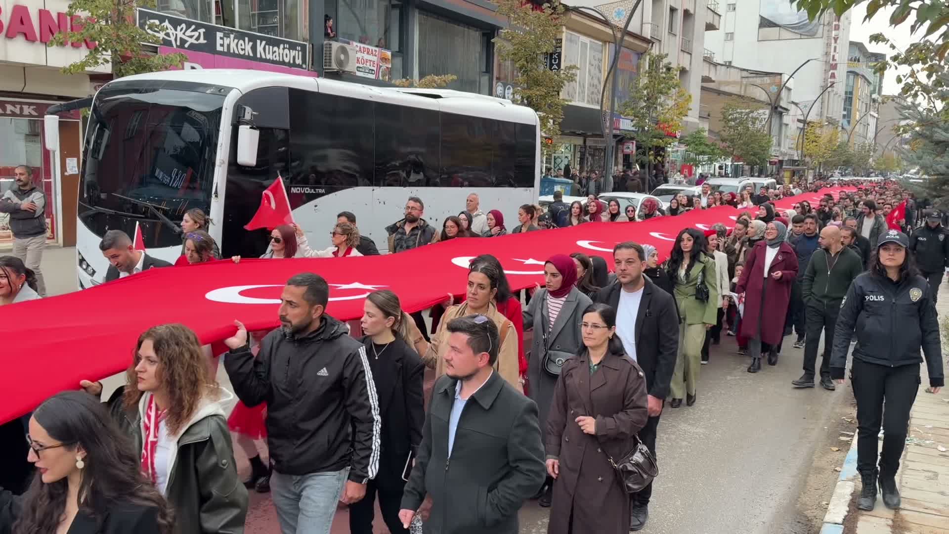 Hakkari’de Cumhuriyet yürüyüşü... Hakkâri Şehit Aileleri Derneği Başkanı Keskin: “Bu görüntülere hasret kalmıştık”