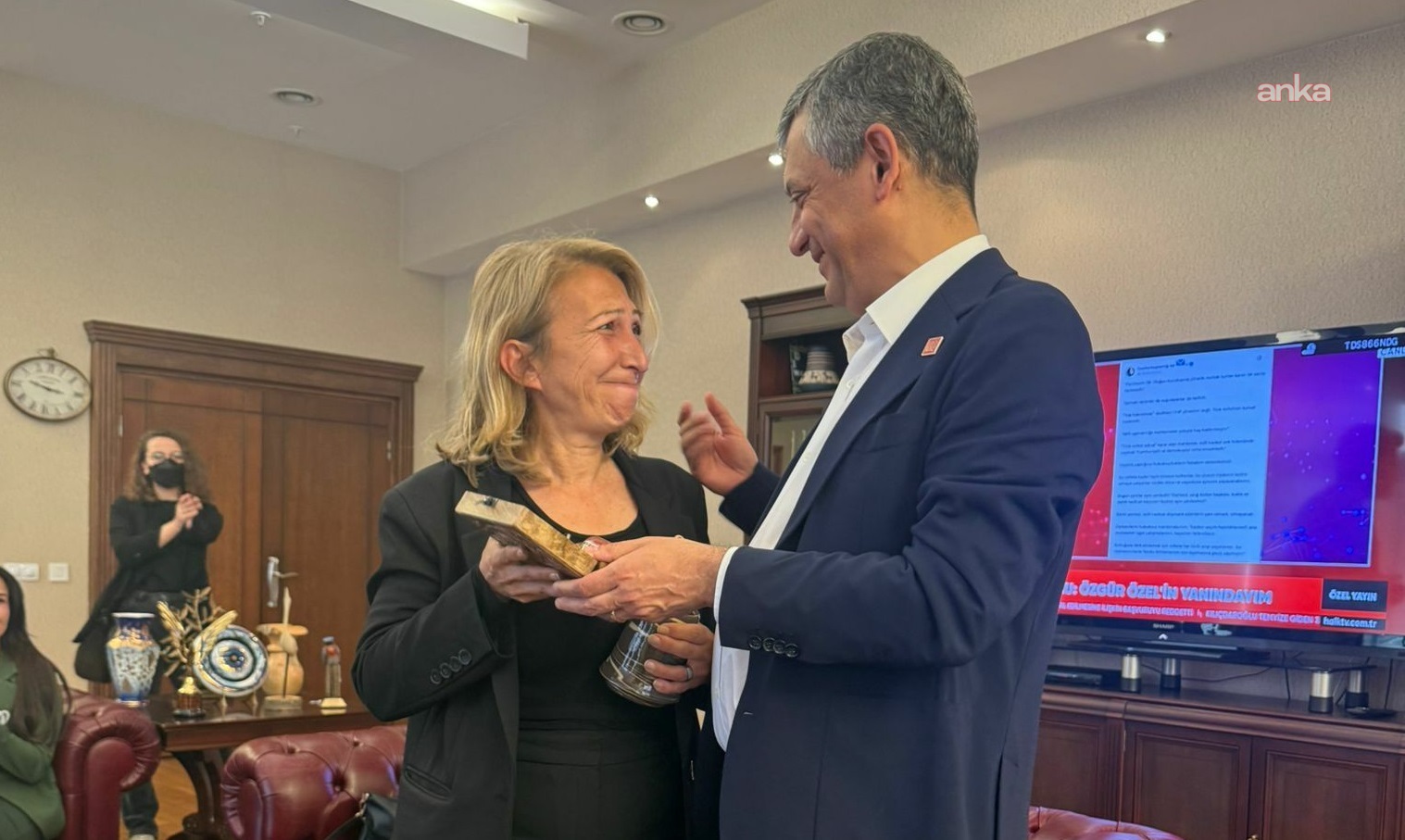 Özgür Özel, genel başkanlık mührünü Muğla Milletvekili Öneş Derici'ye verdi