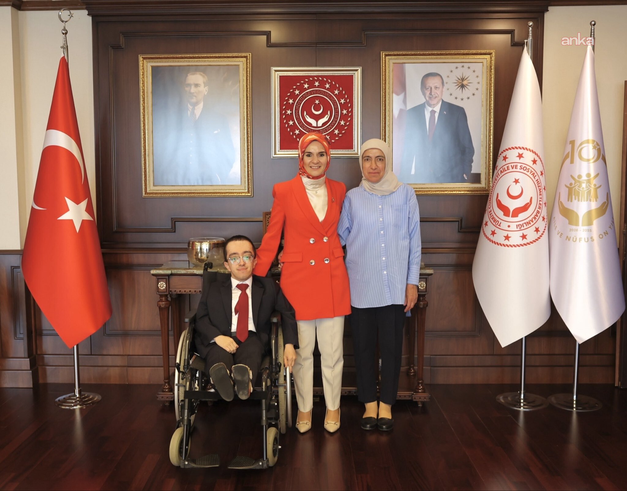 Bakan Göktaş, cam kemik hastalığıyla mücadele ederek doktor olan Hamza Ağır’ı ağırladı