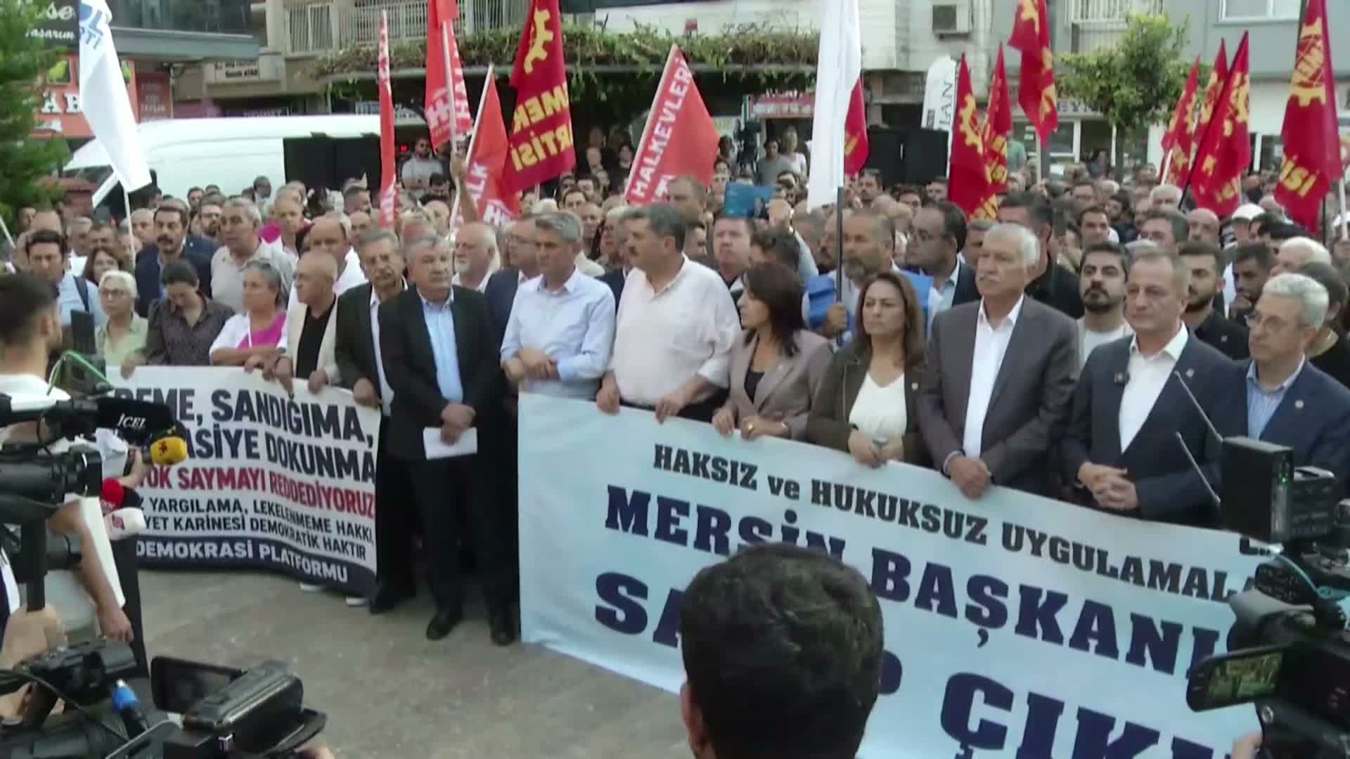 Vahap Seçer'den Mersinlilere mesaj: Başımız dik, vicdanımız rahat. Haklılığımızı hukuk önünde sonuna kadar savunacağız