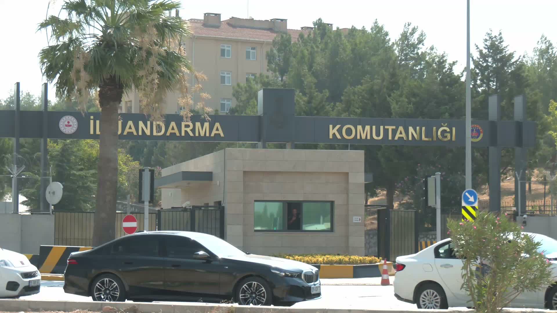 Menderes Belediyesi'ne operasyon... İlkay Çiçek'in eşi: "Yapay zekayla hazırlanan yalan yanlış haberler son bulsun. Elinizi vicdanınıza koyun"