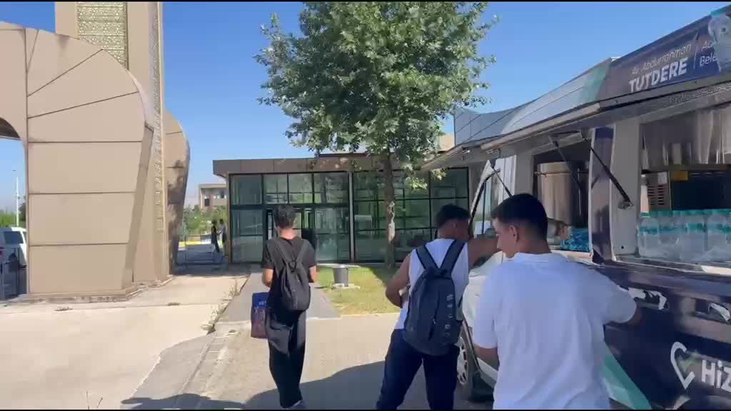 Adıyaman Belediyesinden YKS adaylarına su, kek ve meyve suyu ikramı