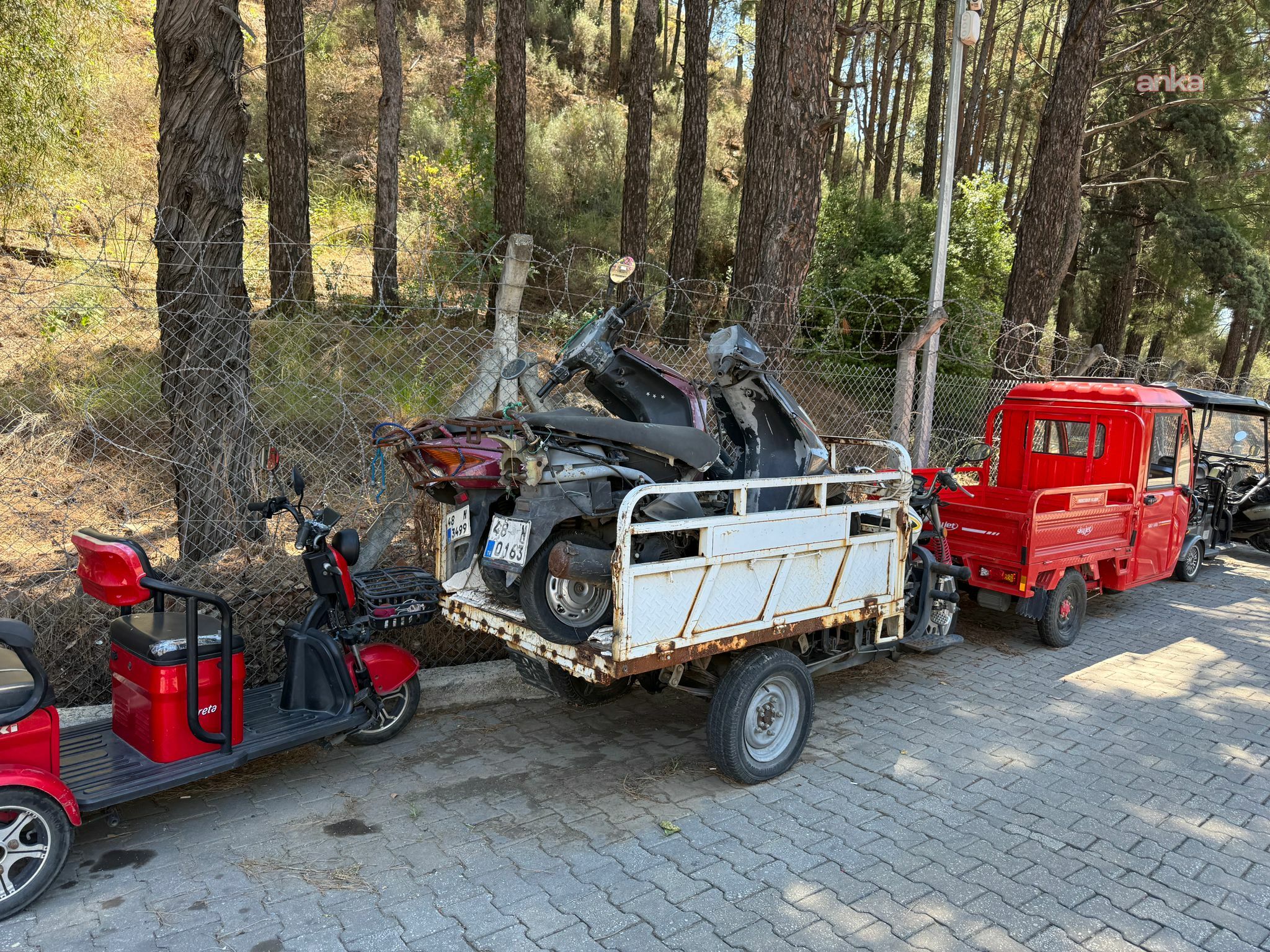 Marmaris'te kamusal alanları işgal eden hurda araçlar için düğmeye basıldı