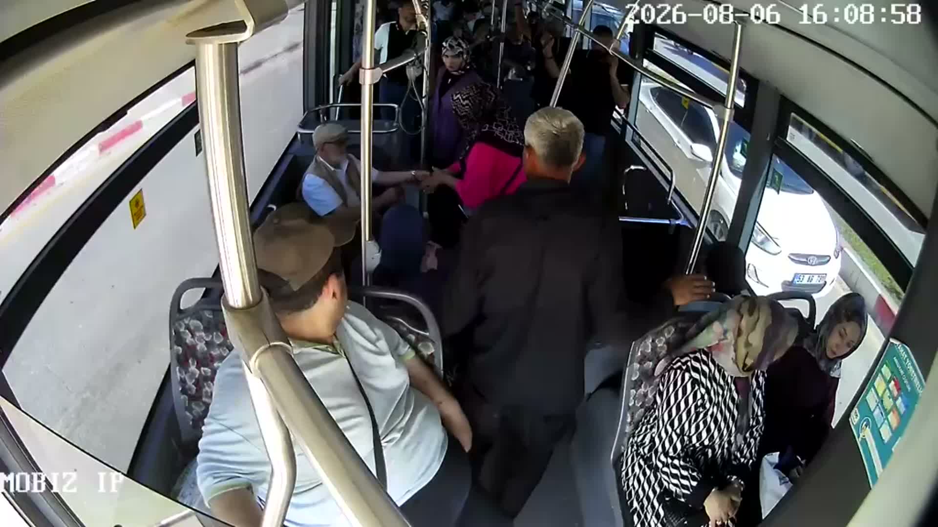MOTAŞ şoföründen örnek davranış... Fenalaşan yolcu için güzergâhını hastaneye çevirdi