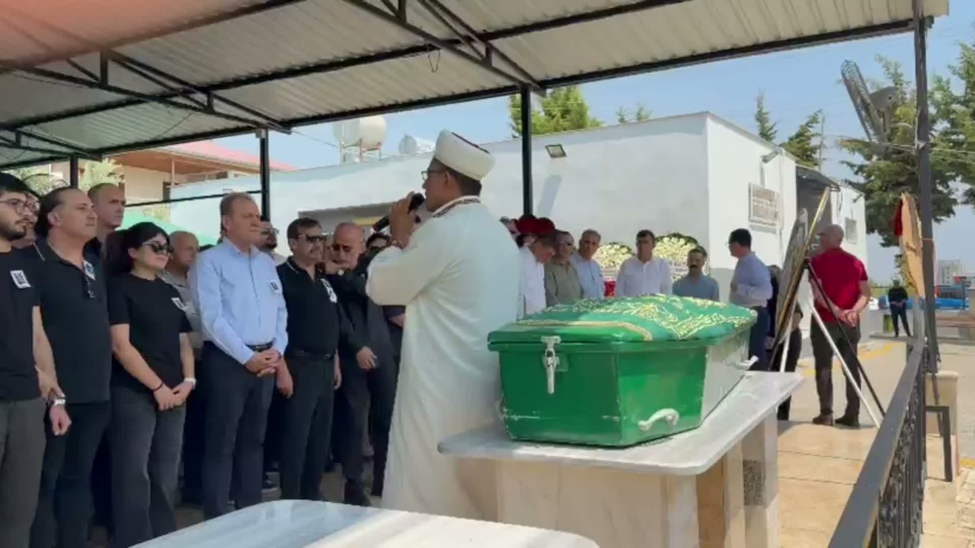Gazeteci Duygu Öksüz Canova son yolculuğuna uğurlandı