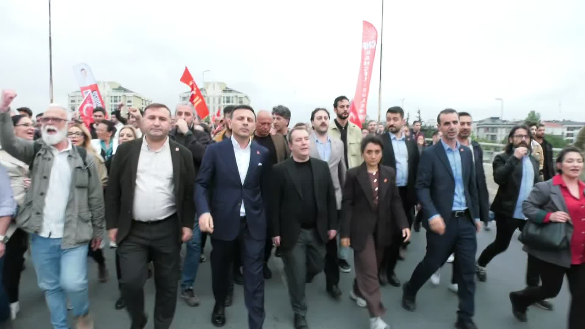 CHP Kurultayı’nın iptaline karşı İstanbul’da yürüyüş... Özgür Çelik: “Karanlığı beraber yeneceğiz”