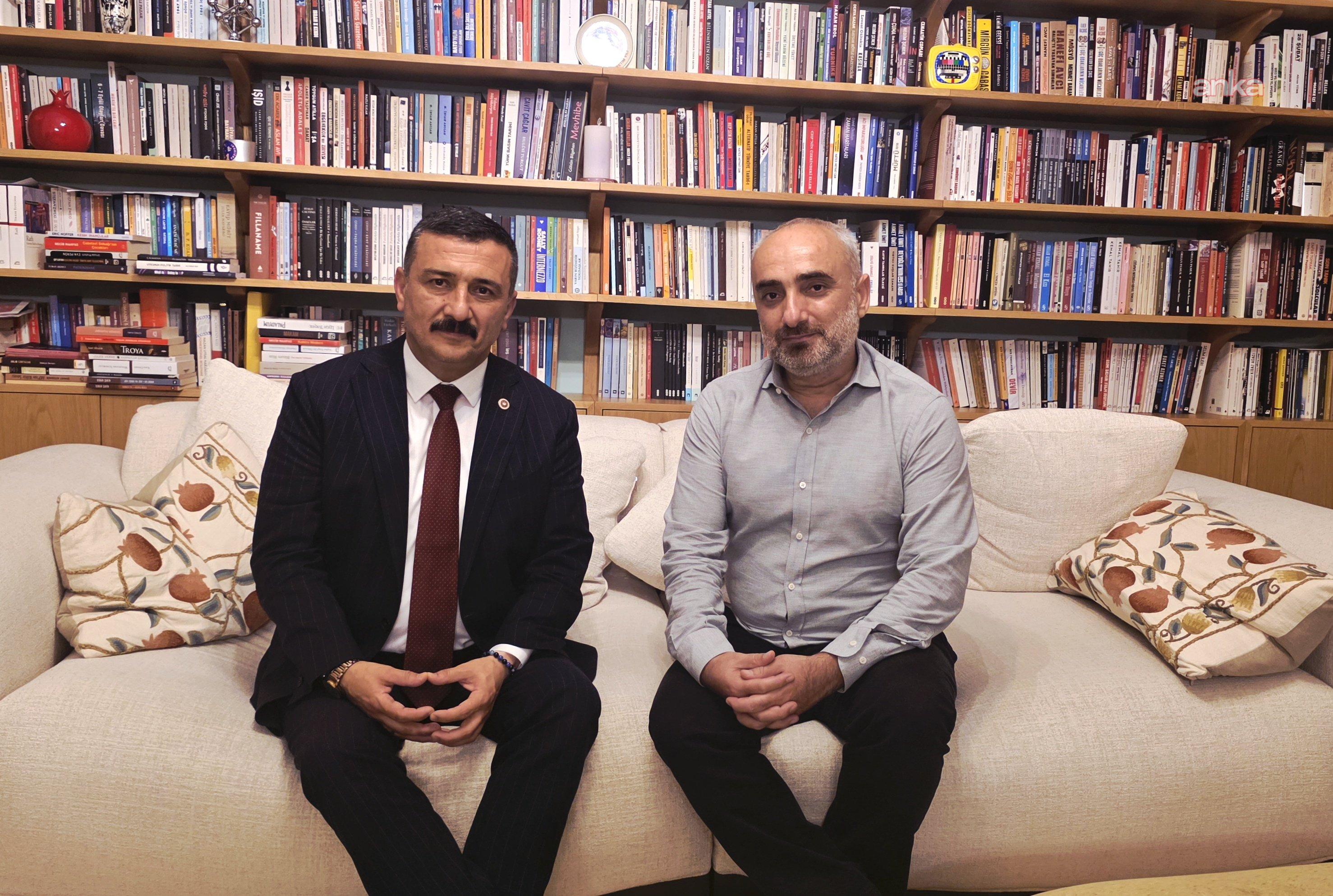 İYİ Partili Türkoğlu, ev hapsindeki gazeteci İsmail Saymaz’ı ziyaret etti