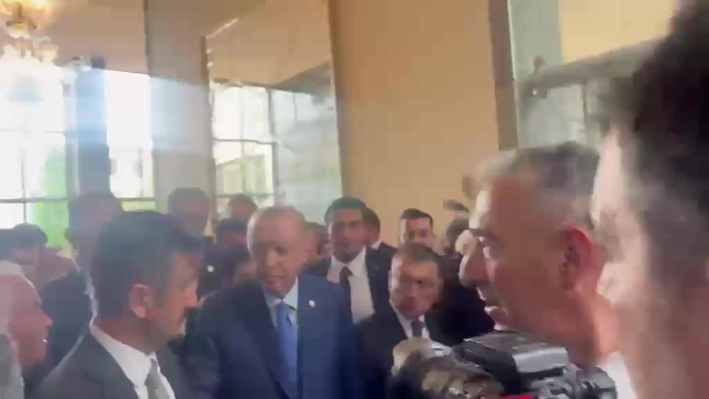 Erdoğan'a "Konuşmanız biraz veda gibiydi" diyen gazeteciye bir başka gazeteciden yanıt: "Veda gibi değil, bir başlangıç konuşması gibiydi"