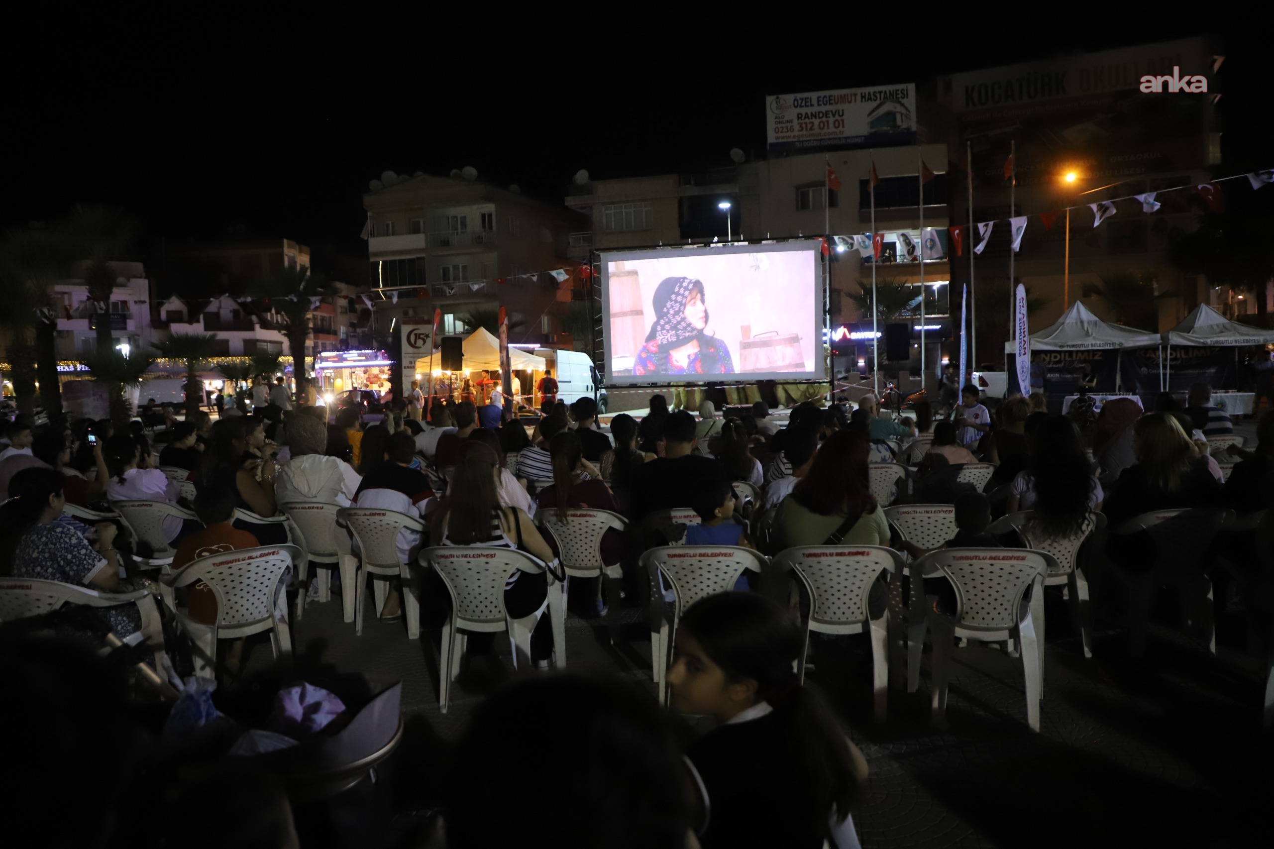 Turgutlu Belediyesi'nden "Açıkhava Sinema Geceleri"nde dondurma ikramı