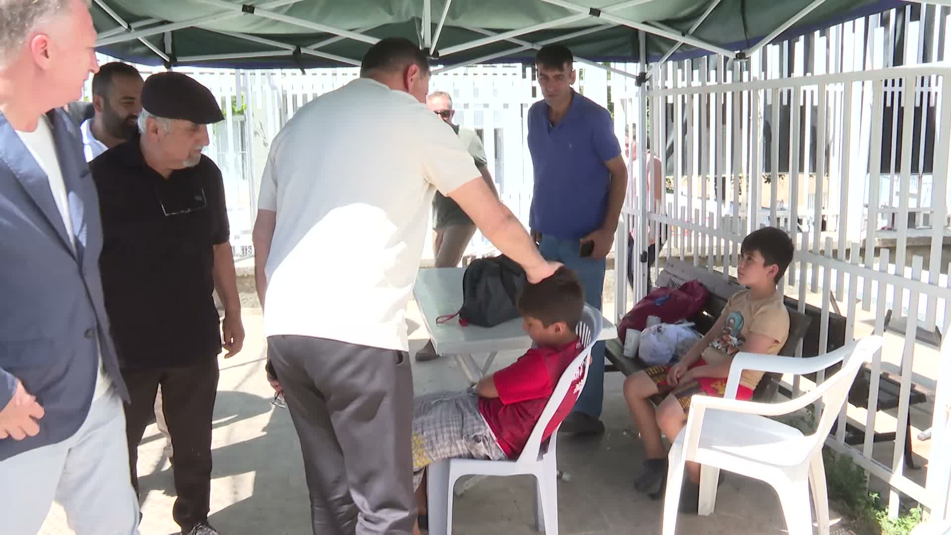 İzmir Büyükşehir Belediye Başkanı Tugay, ilk kez havuzla tanışan çocukların sevincine ortak oldu