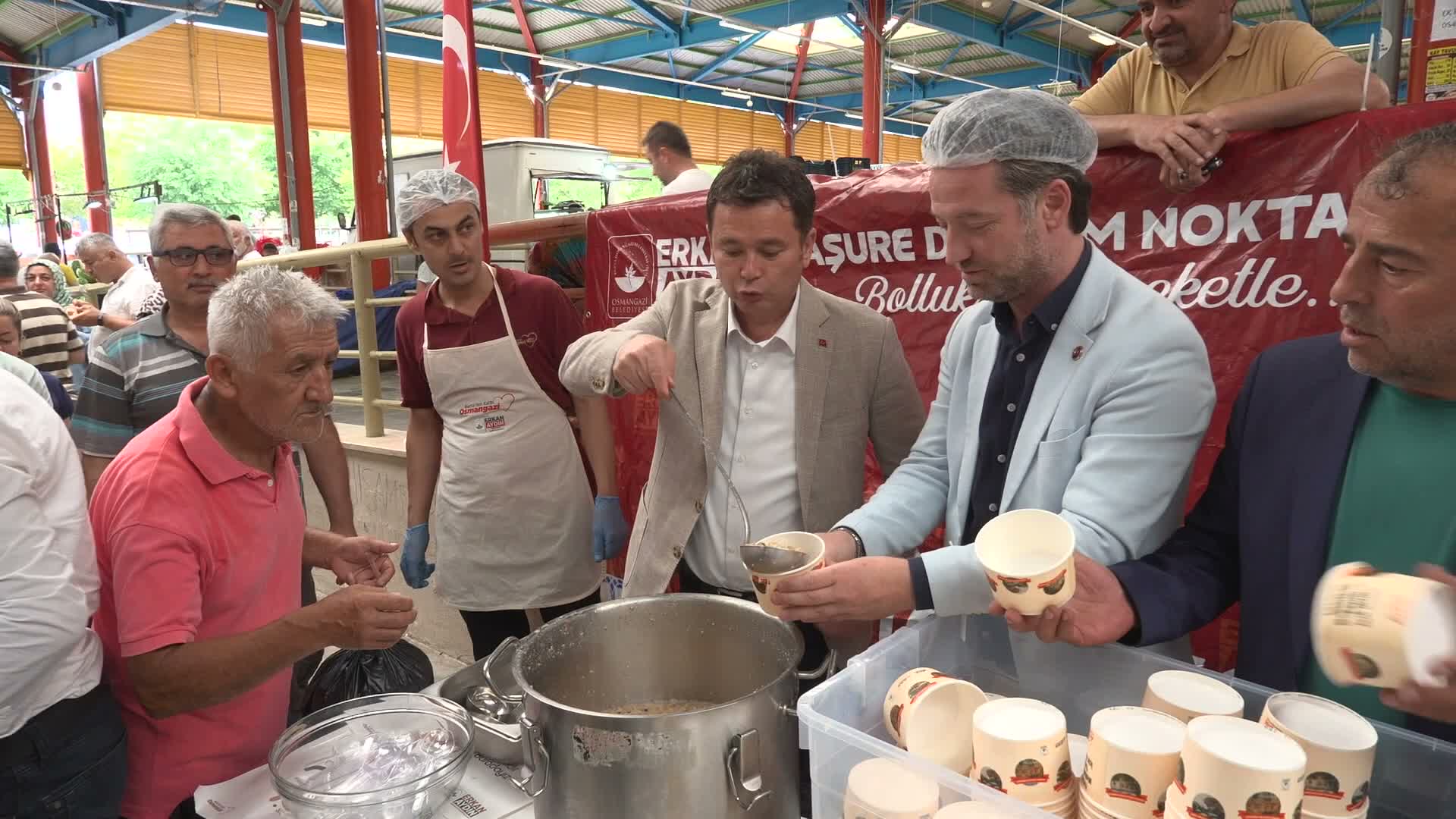 Osmangazi Belediye Başkanı Aydın, Hamitler'de aşure ikramına katıldı