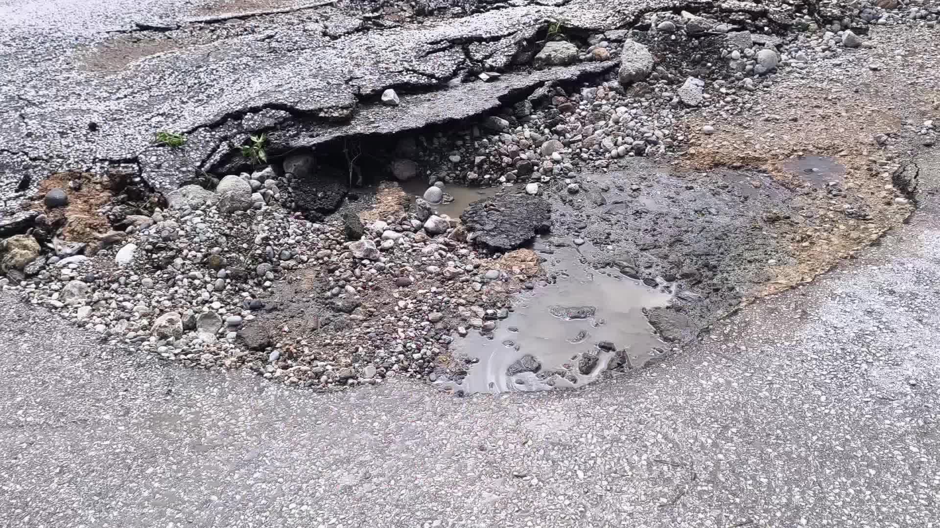 Kadirli Aşağıbozkuyu köyünde sel ekili alanlara zarar verdi, köydeki köprü çöktü