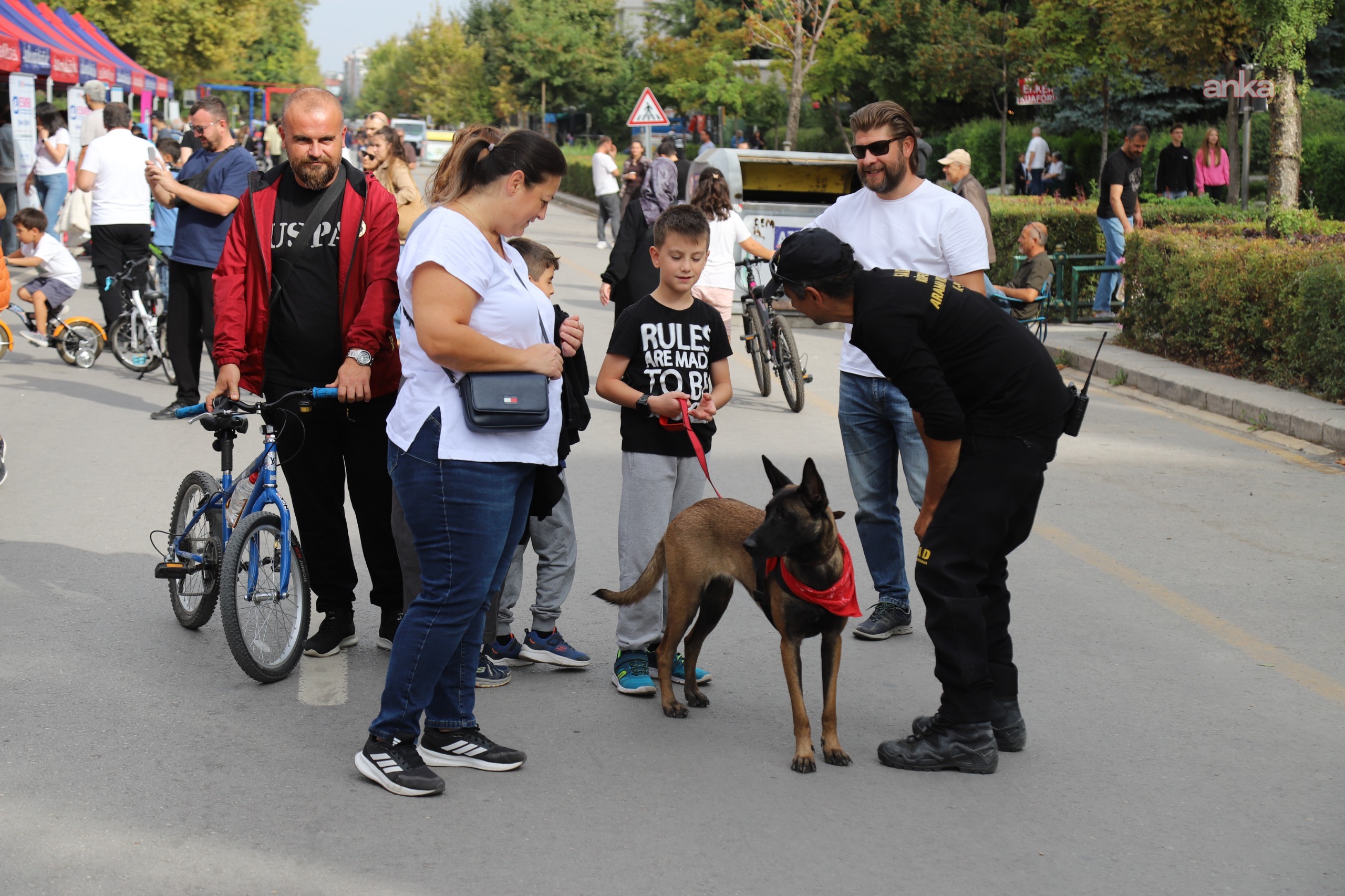 Eskişehir’de “Arabasız Pazar” etkinliğinde sahipsiz can dostlar için farkındalık oluşturuldu