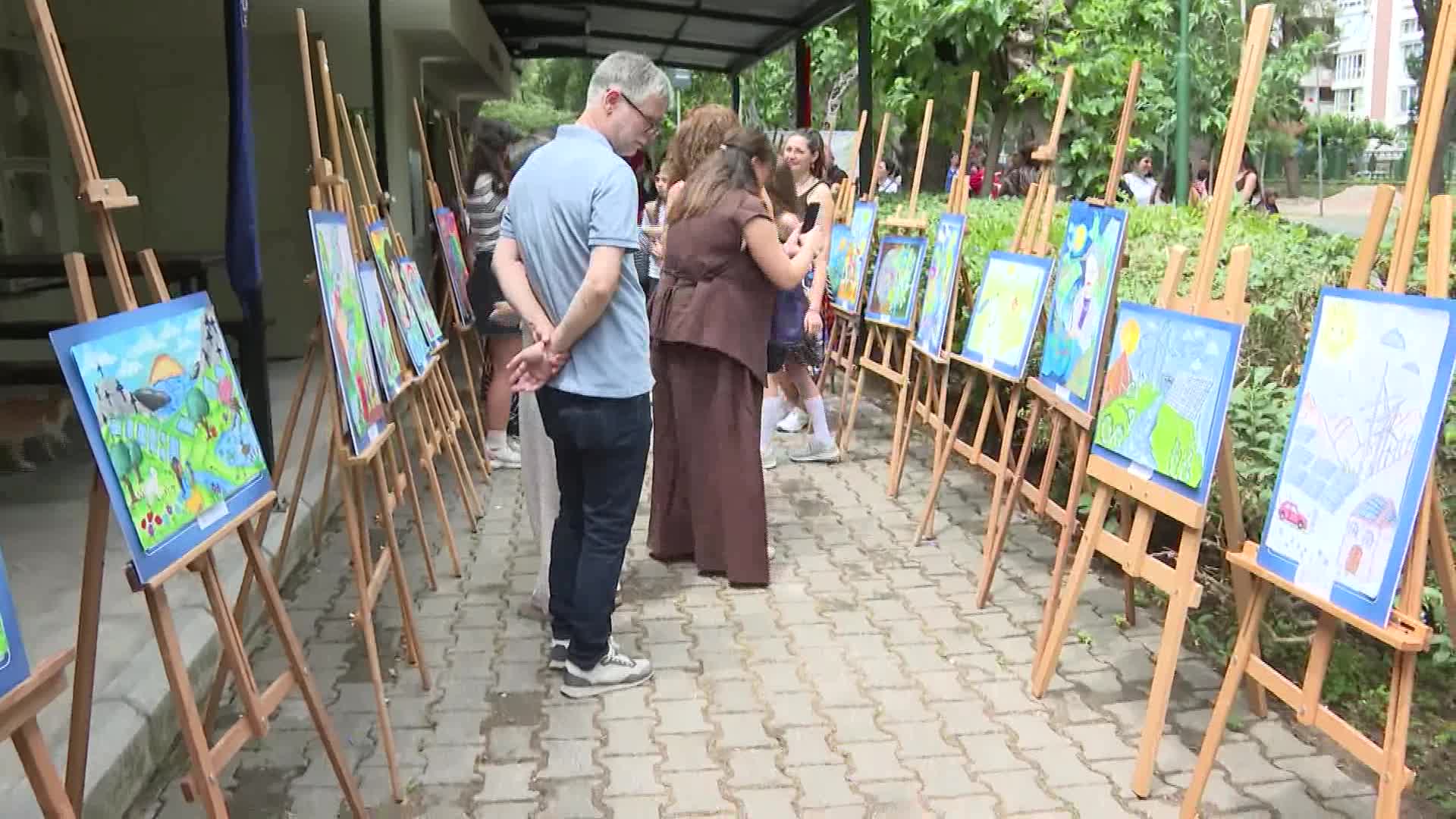 İzmir'de çocuklar resimlerini temiz enerji için çizdi