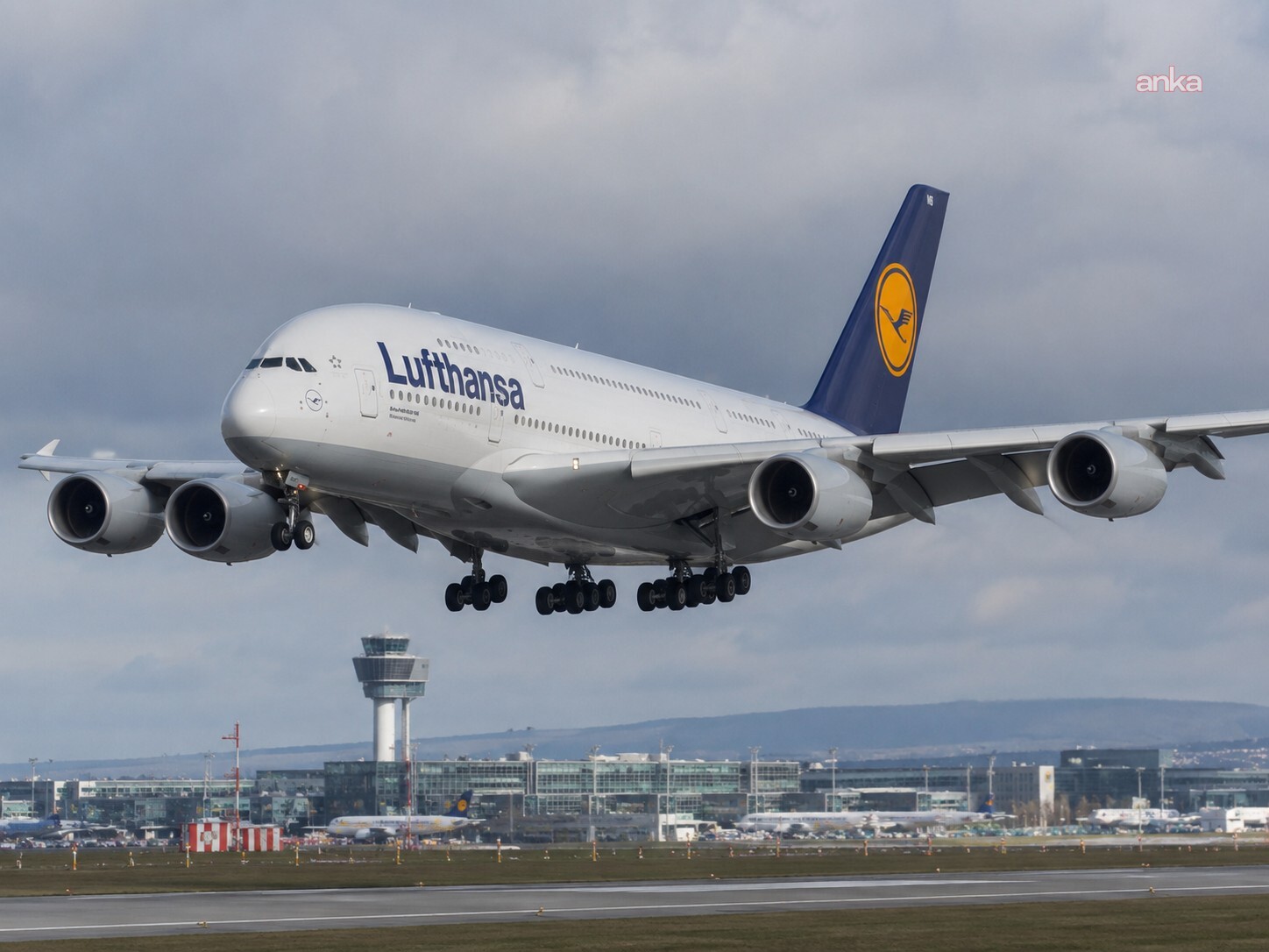Lufthansa A380, Münih Havalimanı’nda iniş sırasında pist aydınlatmasına çarptı