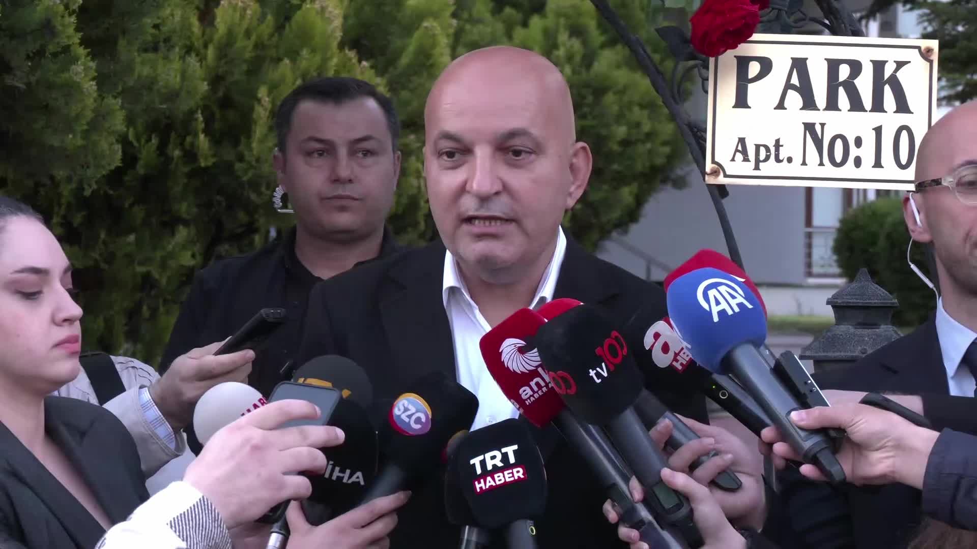 CHP İzmir Milletvekili Polat'tan Kılıçdaroğlu'nun evinin önünde açıklama: "Sayın Kılıçdaroğlu’na partililerimizin güvenmesi gerektiğine inanıyorum"