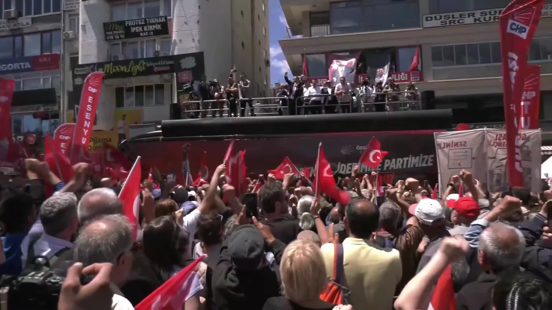 Özgür Özel, on binlerce vatandaşla Ata’nın huzuruna yürüdü