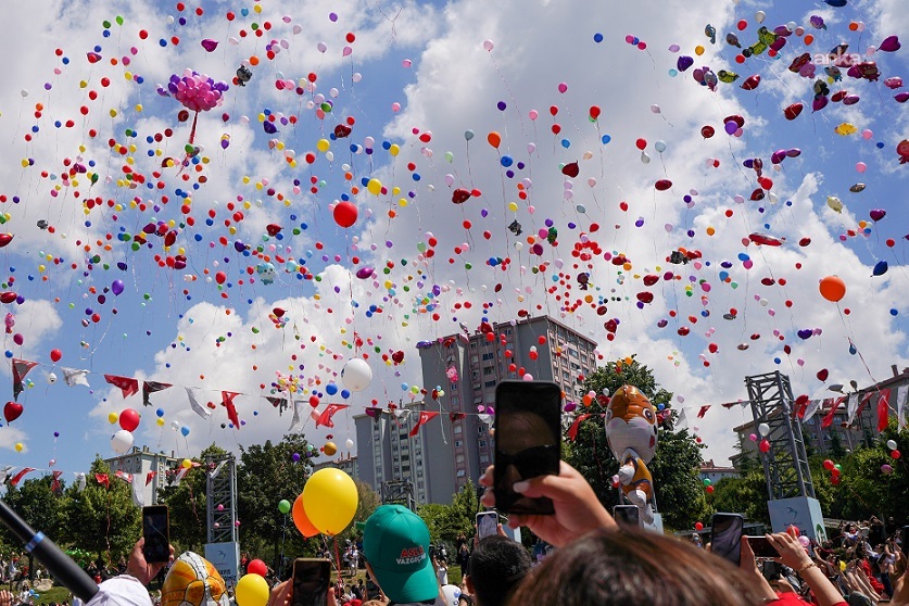 Beylikdüzü, kanseri yenen Almira için buluştu: Gökyüzüne umut balonları