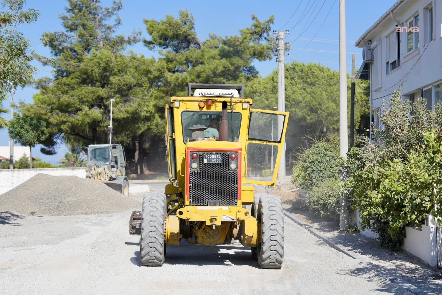 Burhaniye'de 12 ayrı mahallede yol seferberliği