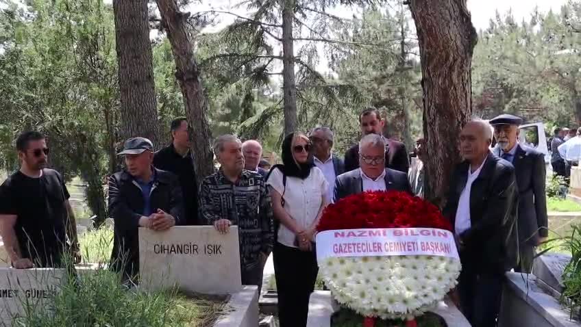 Gazeteci Mevlüt Işık vefatının 38'inci yılında mezarı başında anıldı