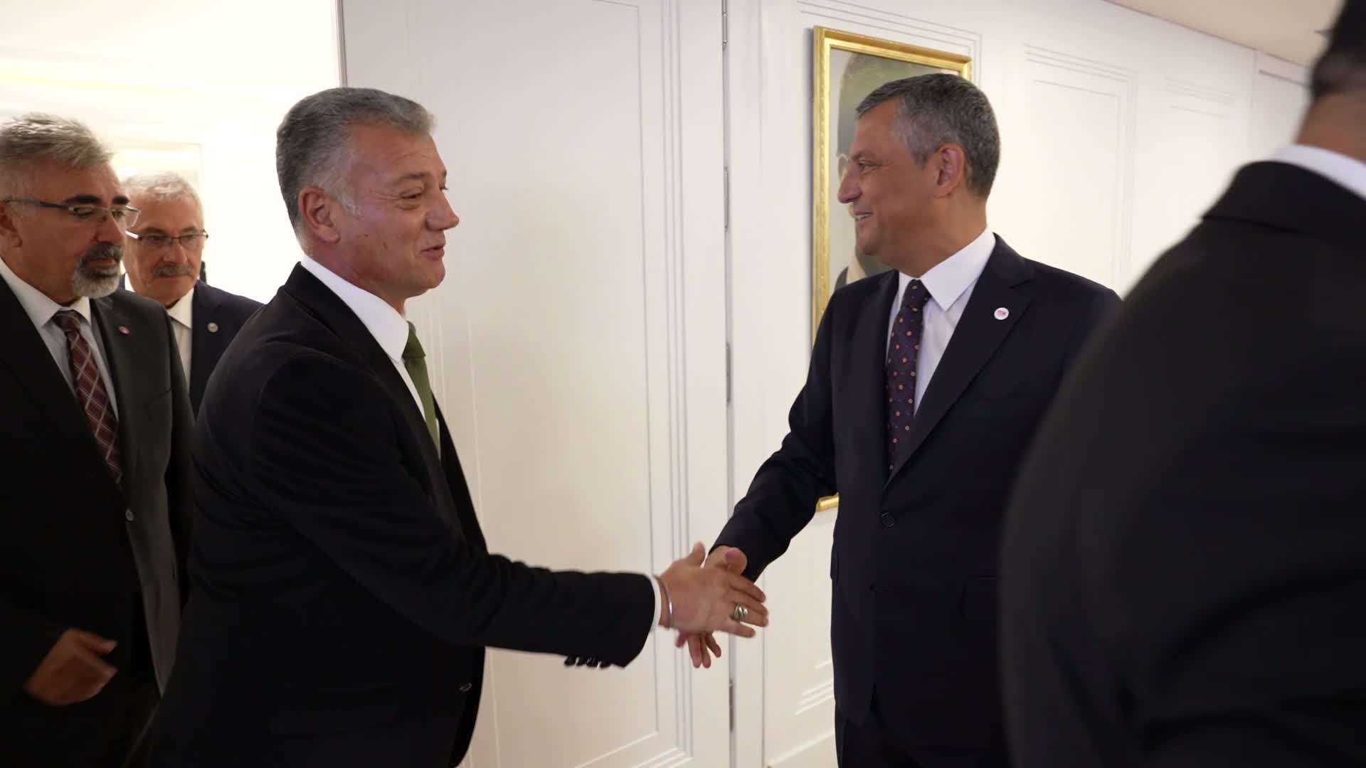 Özgür Özel, Birleşik Kamu-İş Konfederasyonu Genel Başkanı Orhan Yıldırım ile görüştü