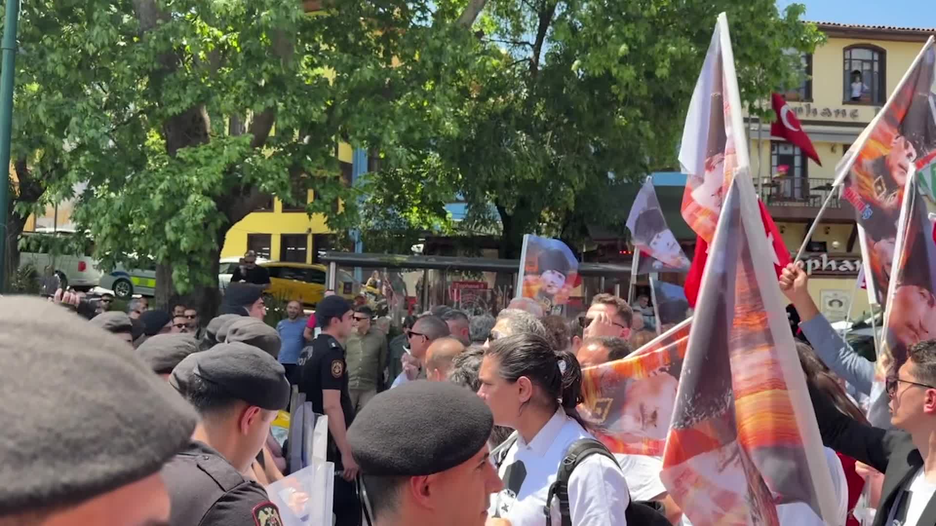 Bursa'da 19 Mayıs yürüyüşüne polis barikat kurdu, yürüyüş müzakereyle yapıldı