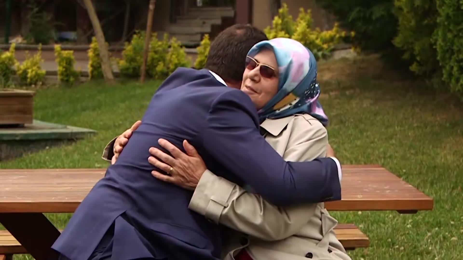 Ekrem İmamoğlu'ndan Anneler Günü mesajı: "Hak yememeyi, adaletli olmayı bana annem öğretti"
