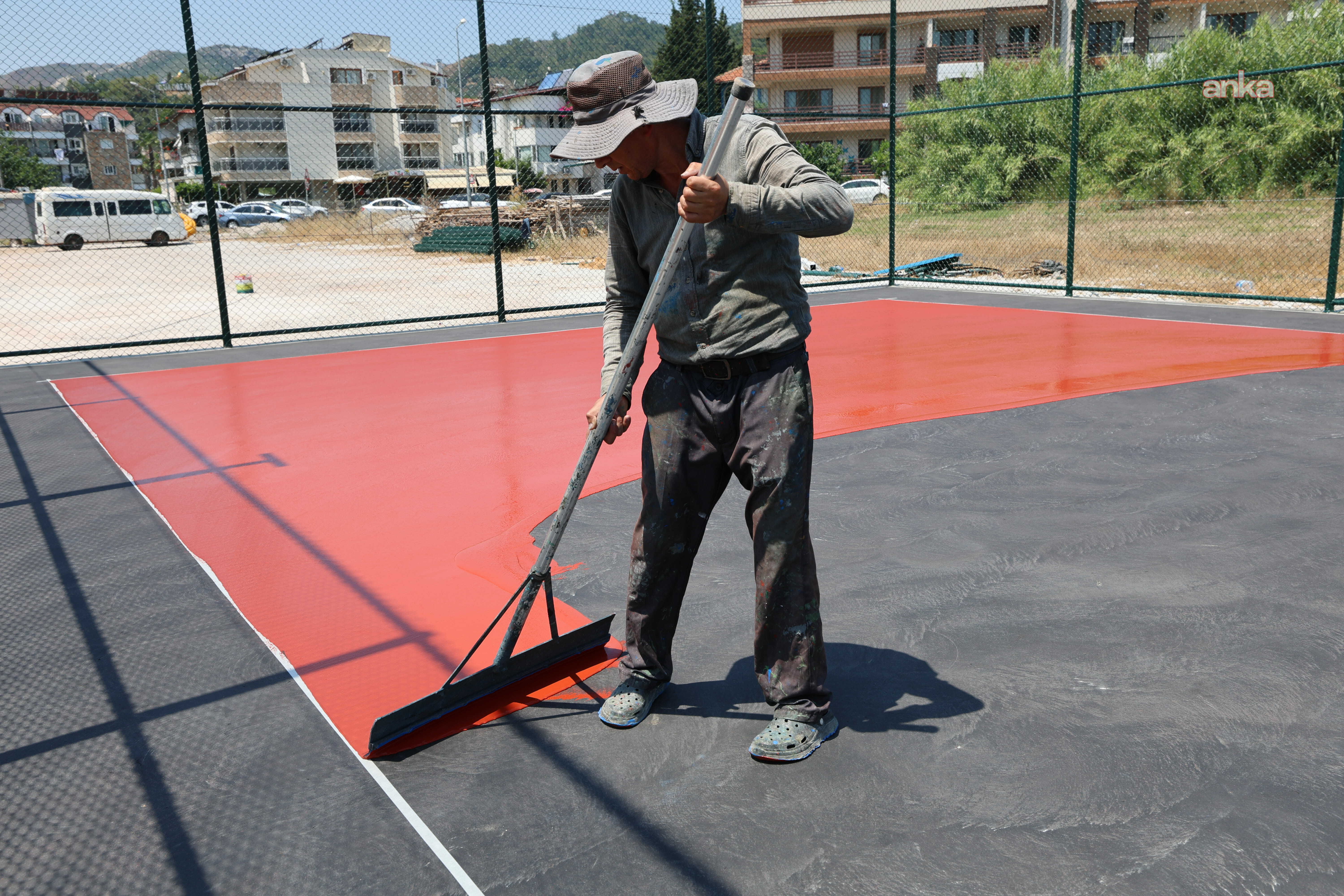 Marmaris Belediyesi'nin 5 mahallede başlattığı semt spor sahalarında sona gelindi