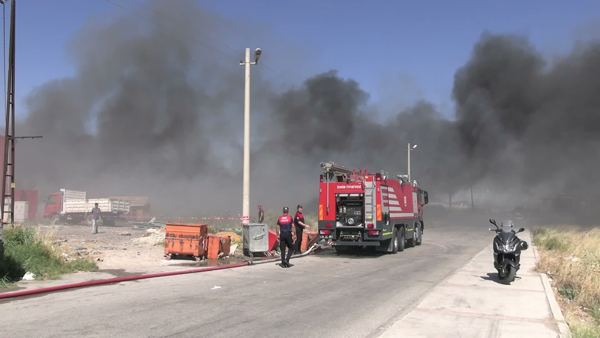 İzmir Çiğli’de polyester tesisinde çıkan yangın kontrol altına alındı
