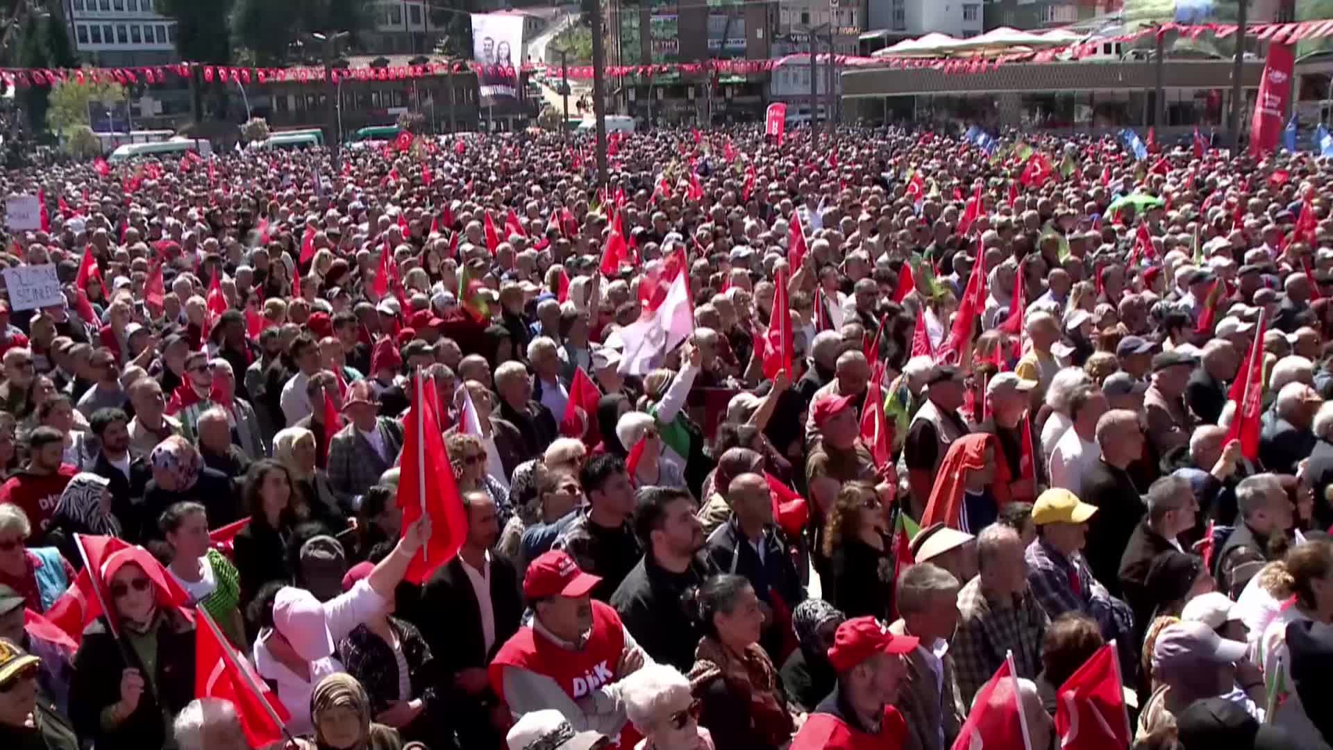 CHP’nin “Millet İradesine Sahip Çıkıyor” mitingi Rize'de... Özgür Özel: Bugün emekli, ikramiyesiyle koçun bir budunu alamıyor
