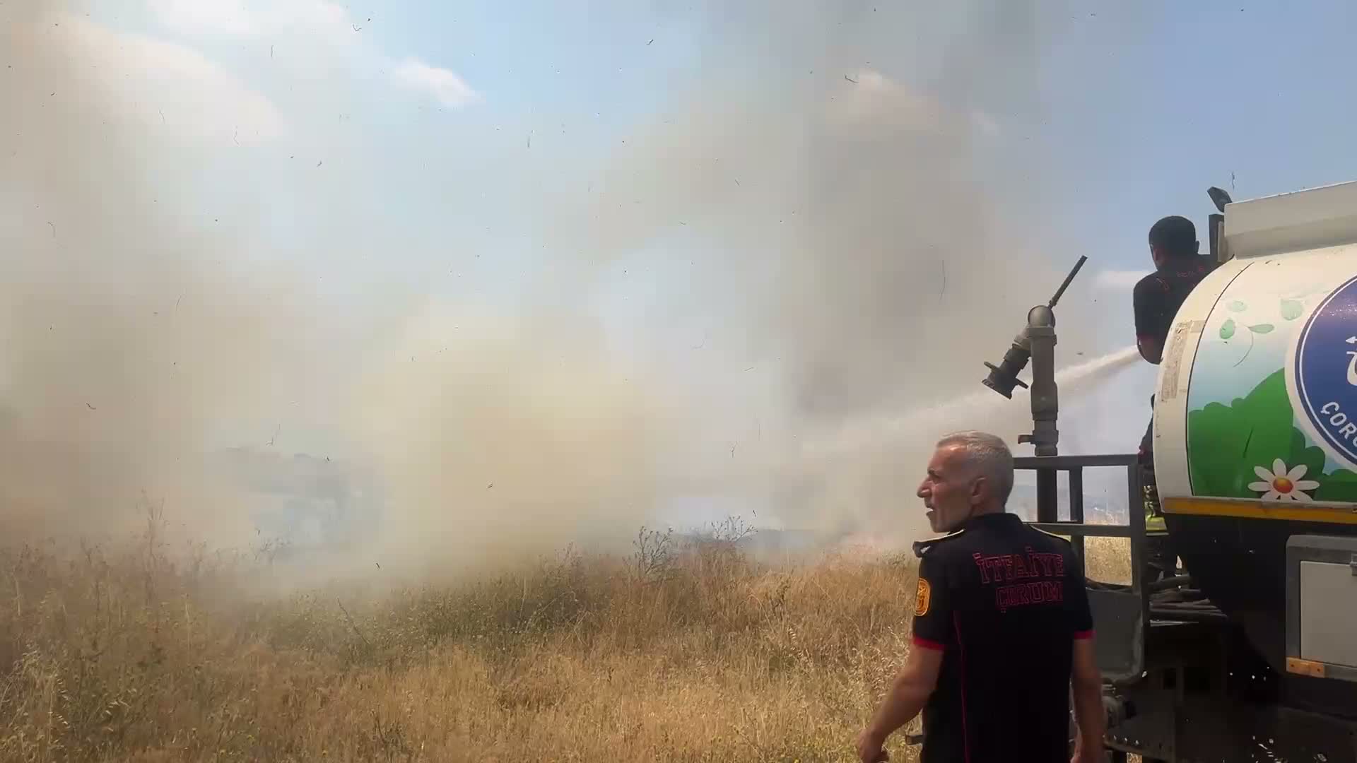 Çorum'da korkutan anız yangını söndürüldü