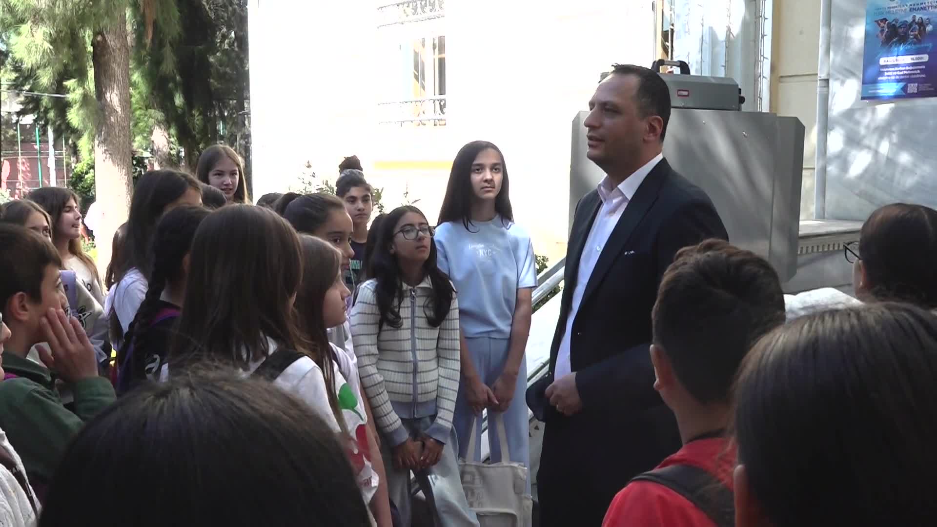 Bornova'da Şehit Erkan Er Ortaokulu öğrencileri yerel yönetimi yerinde öğrendi