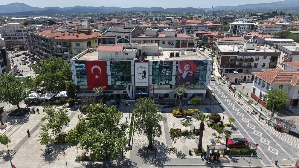 Menderes Belediyesi'nden Başkan Çiçek'in gözaltına alındığı operasyona ilişkin açıklama