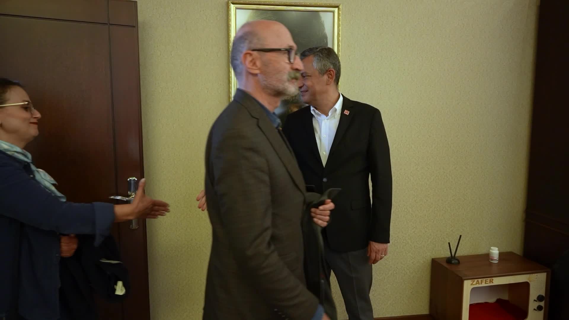 CHP Kurultayı'na iptal kararı...  KESK Eş Genel Başkanı Koçak'tan, Özgür Özel'e destek ziyareti