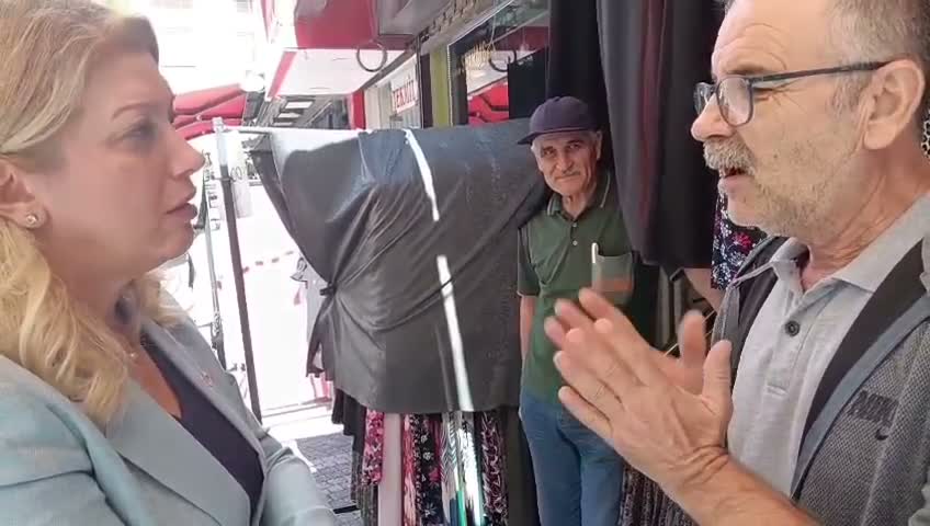 Asu Kaya'ya dert yanan esnaf: “15 liralık çorap bile satılmıyor”