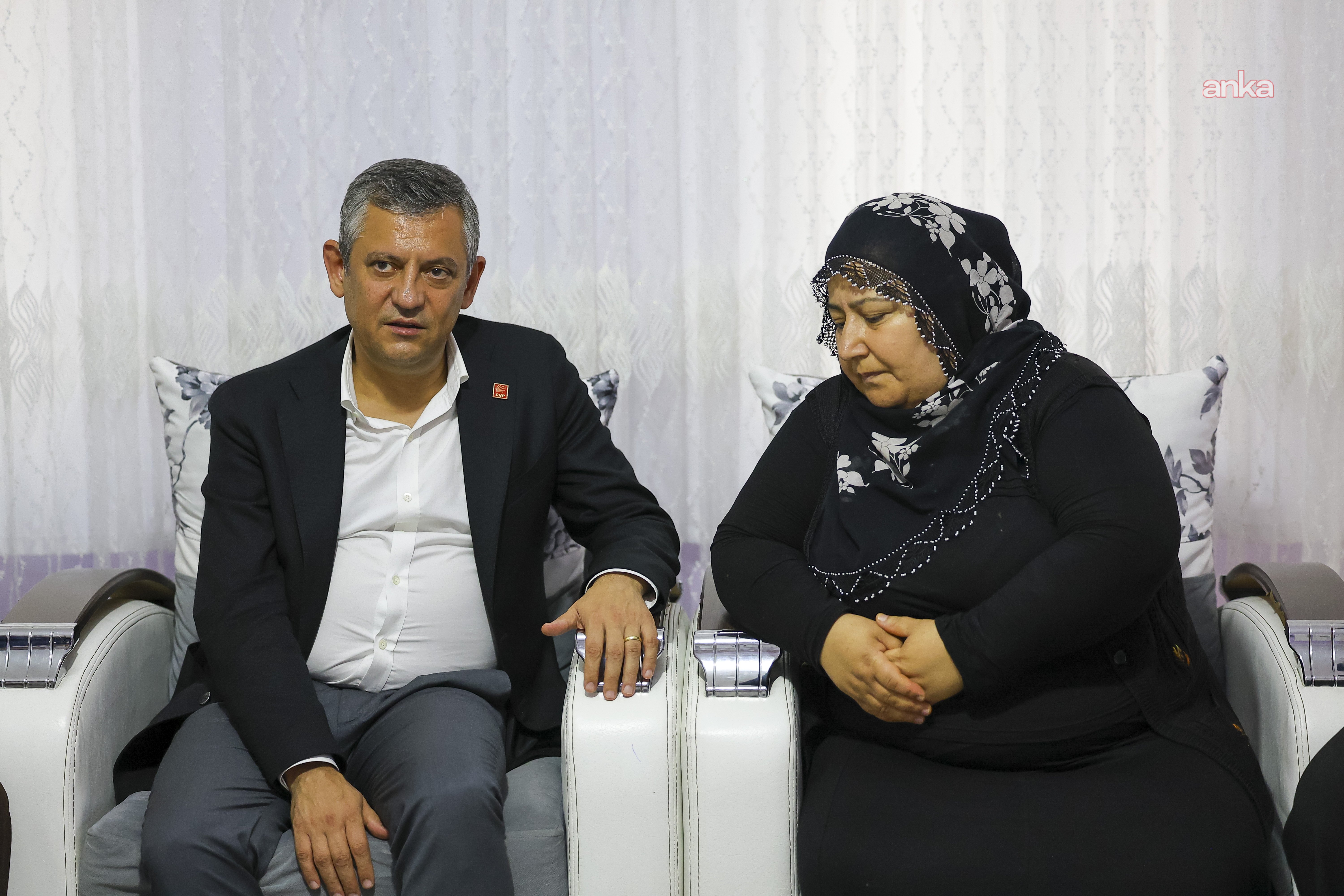 Özgür Özel, Rojin Kabaiş’in ailesini ziyaret etti