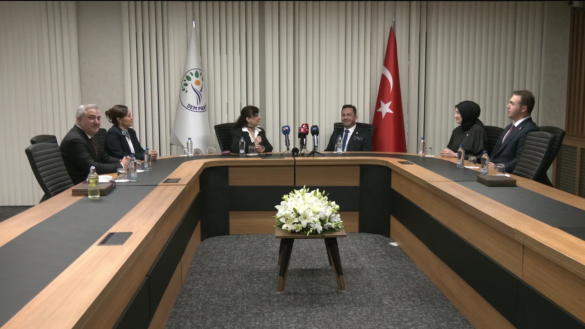 Siyasi partiler arası bayramlaşma...  Doğru Yol, Yeniden Refah, Saadet, ANAP, DEVA ve EMEP heyeti, DEM Parti'yi ziyaret etti