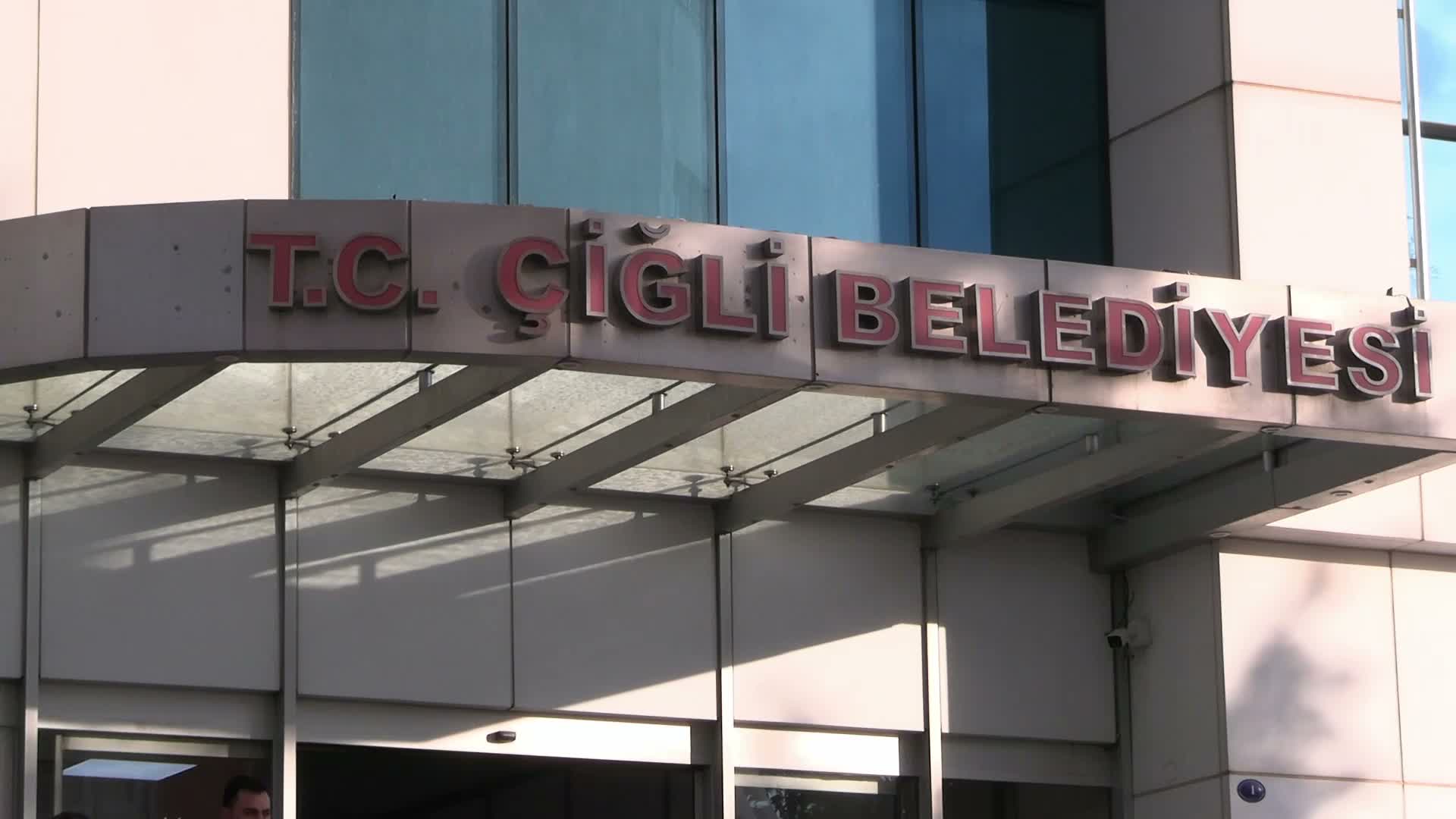 Çiğli Belediye Başkanı Yıldız'ın AK Parti'ye geçişine CHP'den belediye önünde oturma eylemli protesto