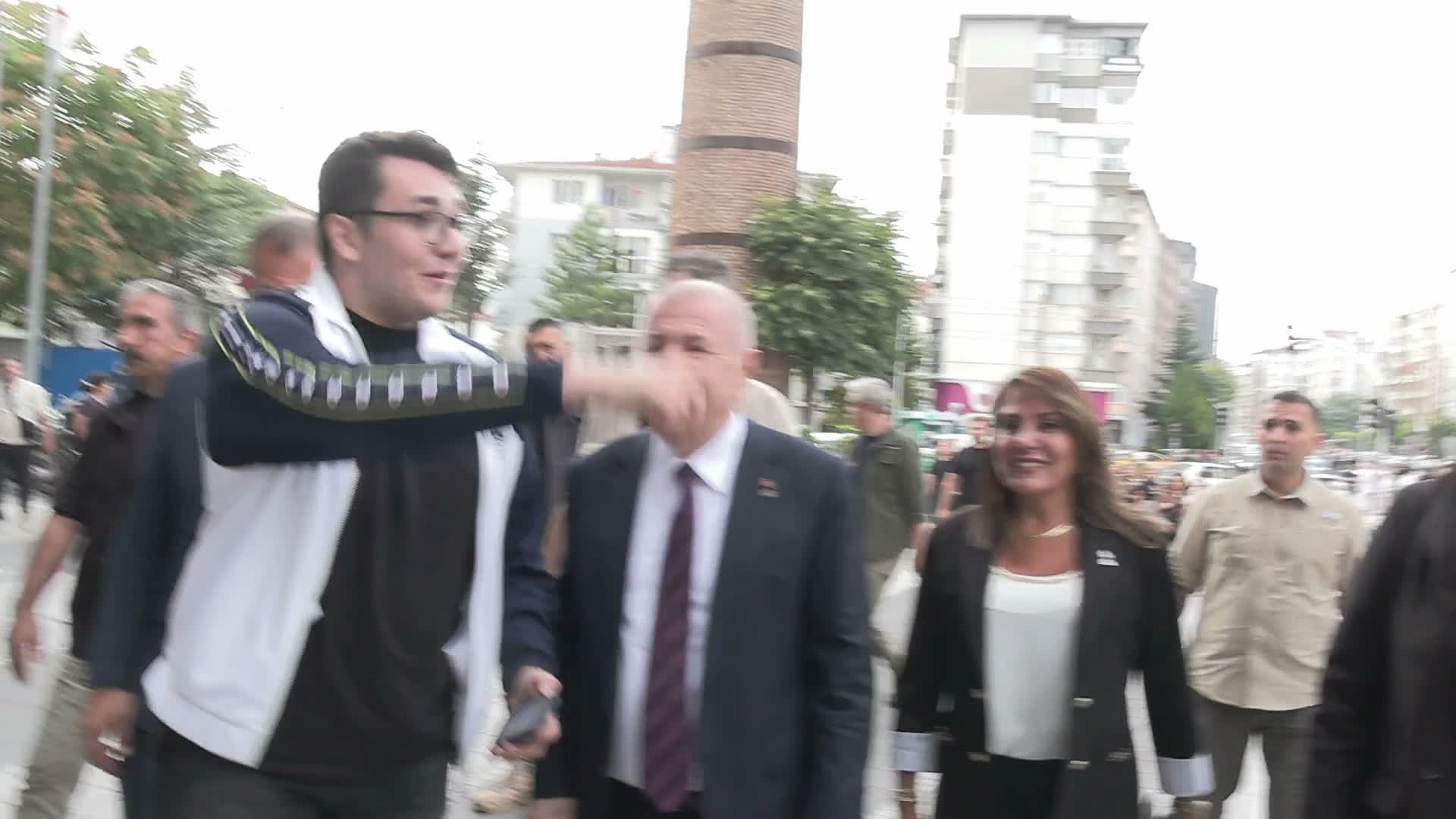 Ümit Özdağ: AVM’lerde geçen seneye göre işler yüzde 50 düştü