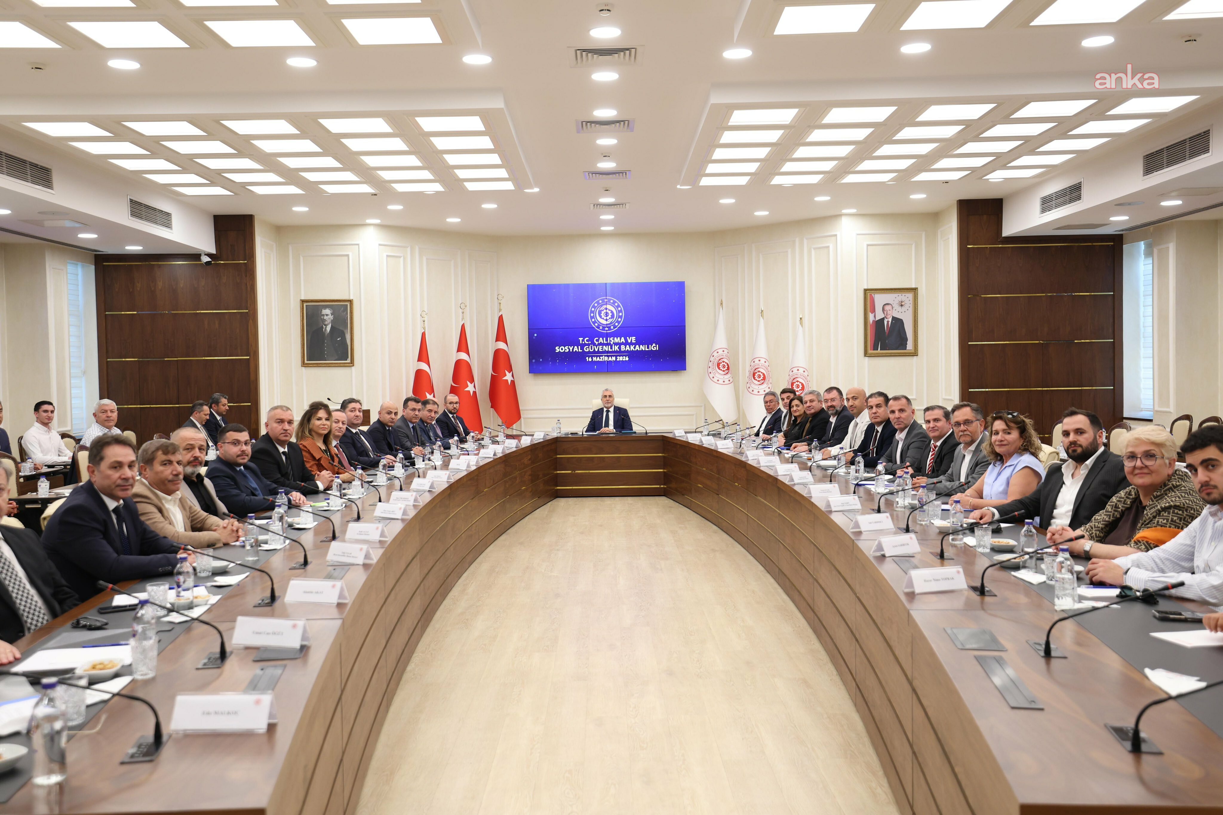 Bakan Işıkhan, özel bakımevi temsilcileriyle bir araya geldi