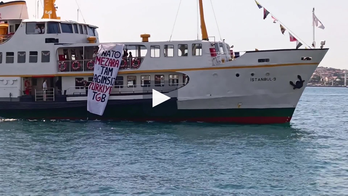 Vapurda NATO protestosu yapan 4 genç gözaltına alındı